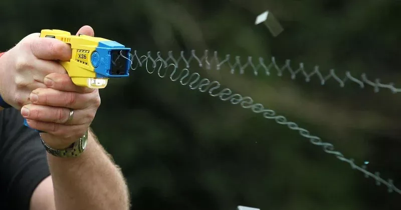 പോലീസ് സേനയ്ക്ക് ഇരട്ടി കരുത്ത്; 120 ഉദ്യോഗസ്ഥർക്ക് ടേസറുകൾ കൈമാറി teasers