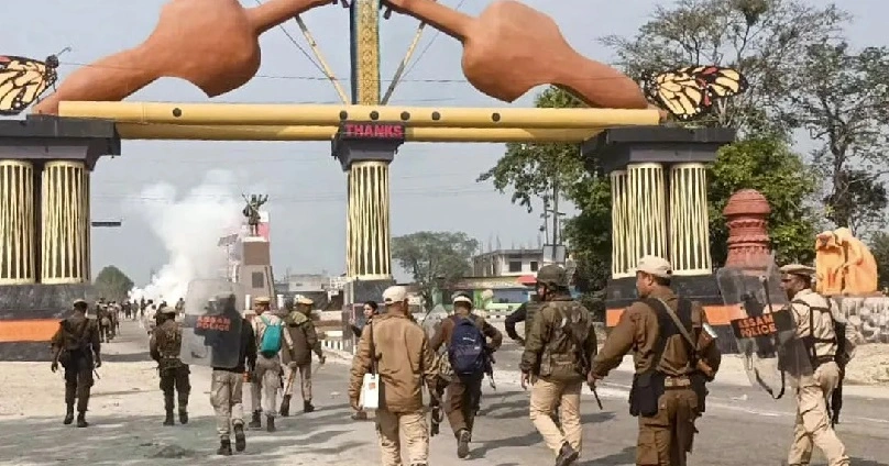 അസമിൽ വീണ്ടും കലാപം . ബോഡോകളും ആദിവാസികളും തമ്മിൽ ഏറ്റുമുട്ടൽ , രണ്ട് മരണം