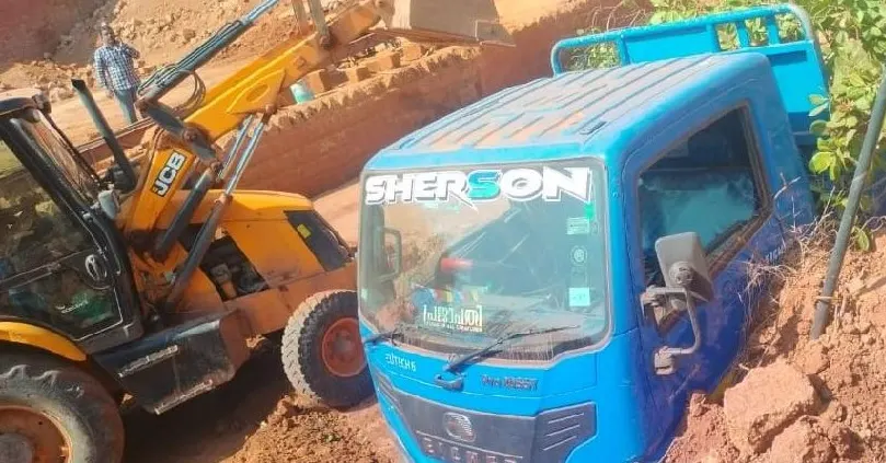 കണ്ണൂരില് ലോറിക്ക് മുകളിലേക്ക് മണ്ണ് ഇടിഞ്ഞുവീണ് ഡ്രൈവര് മരിച്ചു