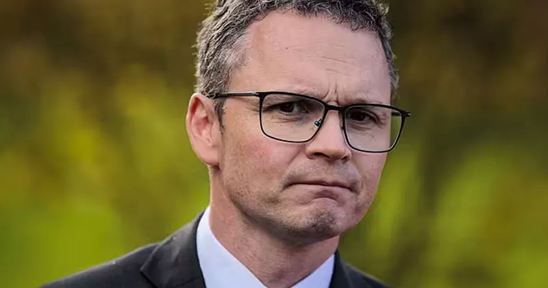 ഗ്രോക്ക് ഉപയോഗിച്ച് നഗ്നചിത്രങ്ങൾ; എക്സ് അക്കൗണ്ട് ഡീ ആക്ടിവേറ്റ് ചെയ്ത് പാട്രിക് ഒ ഡോണോവൻ patrick odonavan