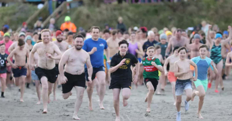 മാർബിൾ ഹിൽ ബീച്ചിലെ നീന്തൽ പരിപാടി; പങ്കെടുത്തത് ആയിരങ്ങൾ swimming