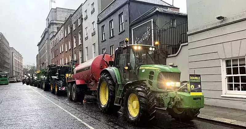 ലാറി മുറിൻ രാജിവയ്ക്കണം; ലെയിൻസ്റ്റർ ഹൗസിന് മുൻപിൽ ട്രാക്ടറുകൾ അണിനിരത്തി പ്രതിഷേധം
