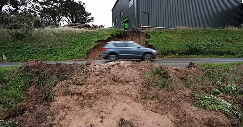 ചന്ദ്രാ ചുഴലിക്കാറ്റ്; പ്രളയത്തെ തുടർന്നുള്ള ശുചീകരണ പ്രവർത്തനങ്ങൾ പുരോഗമിക്കുന്നു wexford