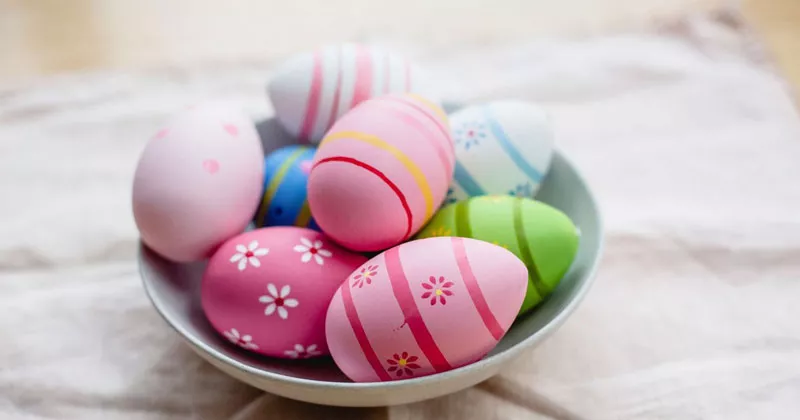 ചായം കൊണ്ട് മിനുക്കിയ ഈസ്റ്റർ മുട്ടകൾ; പിന്നിലെ കഥ ഇതാണ് easter eggs