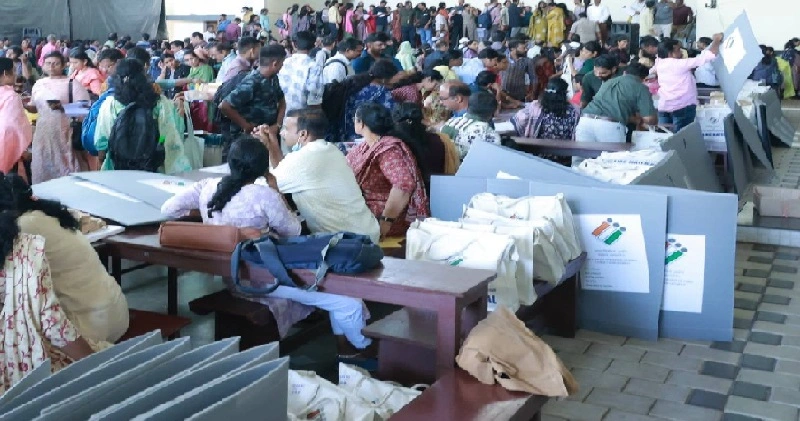 സംസ്ഥാനത്ത് പോളിംഗ് സാമഗ്രികളുടെ വിതരണം ആരംഭിച്ചു ; വോട്ട് ചെയ്യാനാകാതെ ഇലക്ഷൻ ഡ്യൂട്ടി ഓഫീസർമാർ