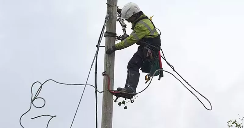 ഡേവ് ചുഴലിക്കാറ്റ്; വൈദ്യുതിയില്ലാതെ 18,000 വീടുകൾ ecb