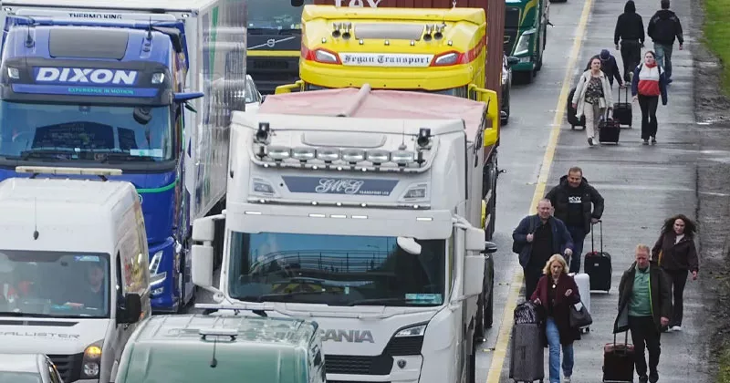 ഗതാഗതക്കുരുക്ക് രൂക്ഷം; ലഗേജുമായി കിലോമീറ്ററുകളോളം നടന്ന് ആളുകൾ laggage