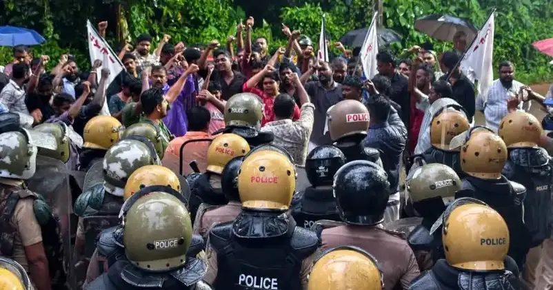പിണറായി വിജയന്റെ വീട്ടിലെ ഇഡി റെയ്ഡ് ; ഷോൺ ജോർജിന്റെ വീട്ടിലേയ്ക്ക് ഡിവൈഎഫ് ഐ നടത്തിയ മാർച്ചിൽ സംഘർഷം