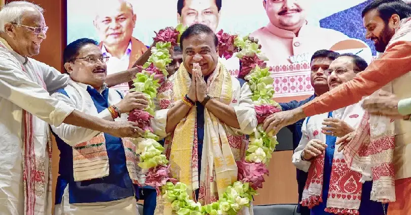 അസം മുഖ്യമന്ത്രിയായി അധികാരമേറ്റ് ഹിമന്ത ബിശ്വ ശർമ്മ