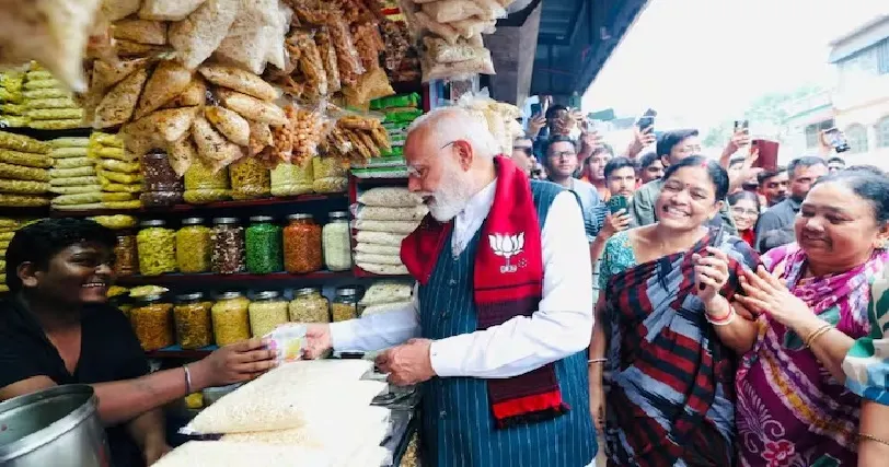 നരേന്ദ്രമോദിയ്ക്ക് ഝാൽമുരി നൽകിയ പ്രാദേശിക കടയുടമയ്ക്ക് വധഭീഷണി ; സന്ദേശങ്ങൾ പാകിസ്ഥാനിൽ നിന്നും , ബംഗ്ലാദേശിൽ നിന്നും