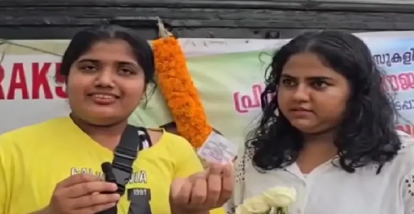പൂക്കളും, ലഡ്ഡുവും നൽകി സ്വീകരിച്ചു , പിന്നാലെ ടിക്കറ്റിന് പണം ആവശ്യപ്പെട്ട് കണ്ടക്ടർ : പരാതിയുമായി വിദ്യാർത്ഥിനികൾ