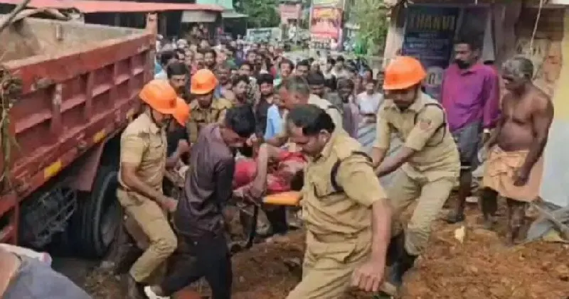 കൊല്ലത്ത് നിയന്ത്രണം വിട്ട ടിപ്പർ ലോറി ബസ് സ്റ്റോപ്പിലേക്ക് ഇടിച്ചു കയറി ; മൂന്ന് മരണം , നിരവധി പേർക്ക് പരിക്ക്