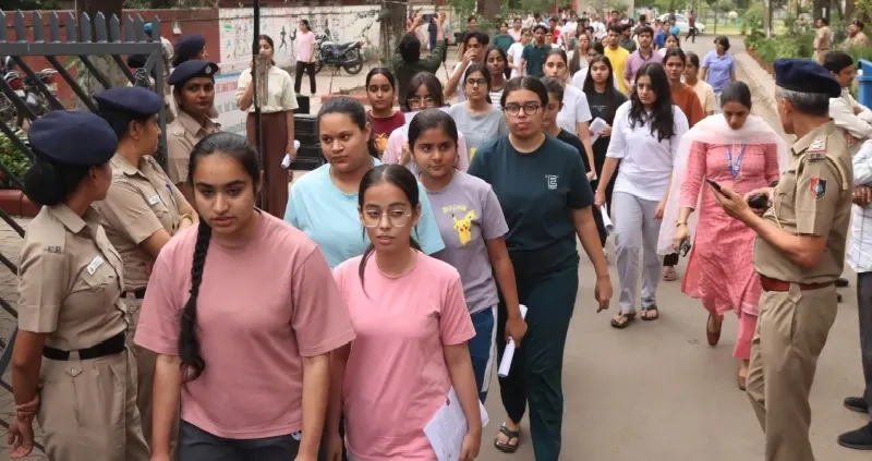 നീറ്റ് പുനപരീക്ഷ ആരംഭിച്ചു ; സുരക്ഷയ്ക്കായി രണ്ടരലക്ഷം പൊലീസുകാർ ; വൈകിയെത്തിയ വിദ്യാർത്ഥികൾക്ക് പരീക്ഷ എഴുതാനായില്ല