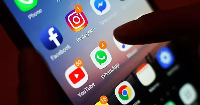 കൗമാരക്കാർക്കിടയിൽ സോഷ്യൽ മീഡിയ ഉപയോഗം നിരോധിക്കും social meda