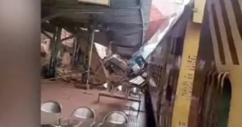 കനത്ത മഴയിൽ കോഴിക്കോട് റെയിൽവേ സ്റ്റേഷനിലെ ക്ലോക്ക് ടവർ തകർന്നു വീണു ; ട്രെയിനുകൾ വൈകും