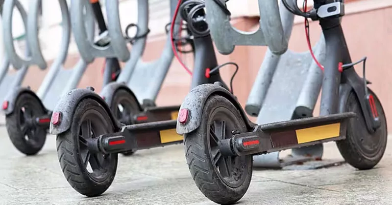 ഇ- സ്കൂട്ടർ ഇടിച്ച് ഗാർഡയ്ക്ക് പരിക്ക് e scooter
