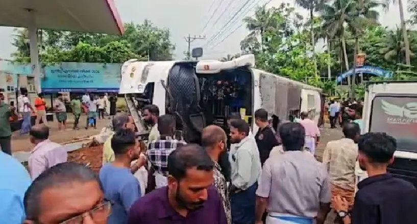 കൂത്താട്ടുകുളത്ത് ടൂറിസ്റ്റ് ബസ് മറിഞ്ഞ് അപകടം: വിവാഹസംഘത്തിലെ 35 പേർക്ക് പരിക്ക്, 4 പേരുടെ നില ഗുരുതരം