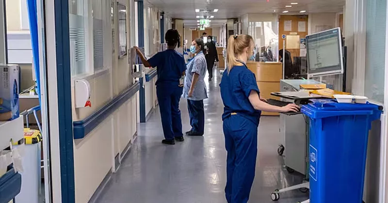 കിടക്ക ക്ഷാമം; ട്രോളികളിൽ 400 ലധികം പേർ hospital