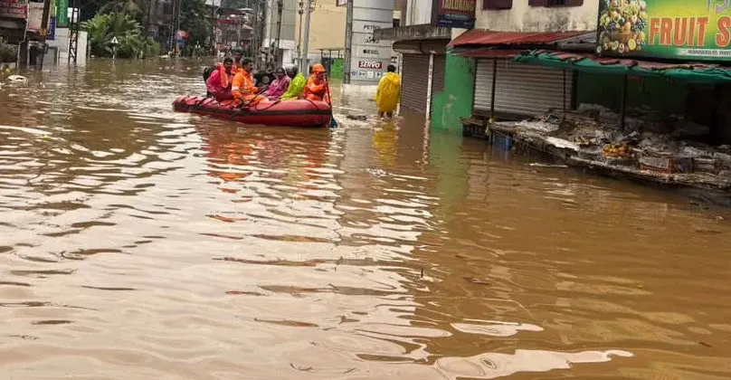 പൊന്മുടിയിൽ മണ്ണിടിച്ചിൽ ; ടൂറിസ്റ്റ് ഹോട്ട്സ്പോട്ടുകൾ അടച്ചു ; പമ്പ, കക്കാട്ടാർ നദികൾ കരകവിഞ്ഞു