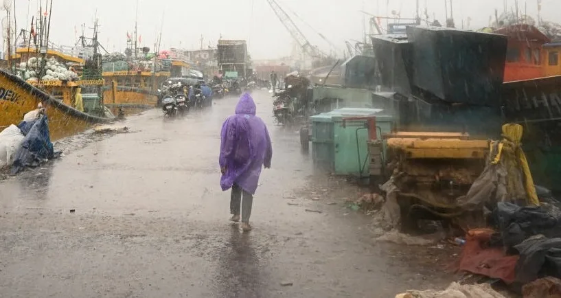 ആന്ധ്രയെ ചുഴറ്റിയടിച്ച് അർണബ് ; കനത്ത മഴ , ഒരു ലക്ഷം പേരെയാണ് മാറ്റി പാർപ്പിച്ചു ; വിമാനങ്ങളും , ട്രെയിനുകളും റദ്ദാക്കി
