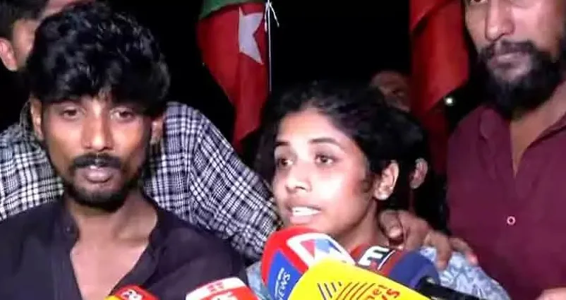 ‘ തട്ടുകടക്കാരനായതുകൊണ്ടല്ലേ പൊലീസ് ഇങ്ങനെ പെരുമാറുന്നത് ‘ ; പിതാവിന്റെ ചിത കത്തി തീരുമുൻപേ പ്രതിഷേധവുമായി പൊലീസുകാർക്ക് മുന്നിലെത്തേണ്ടി വന്ന മക്കൾ