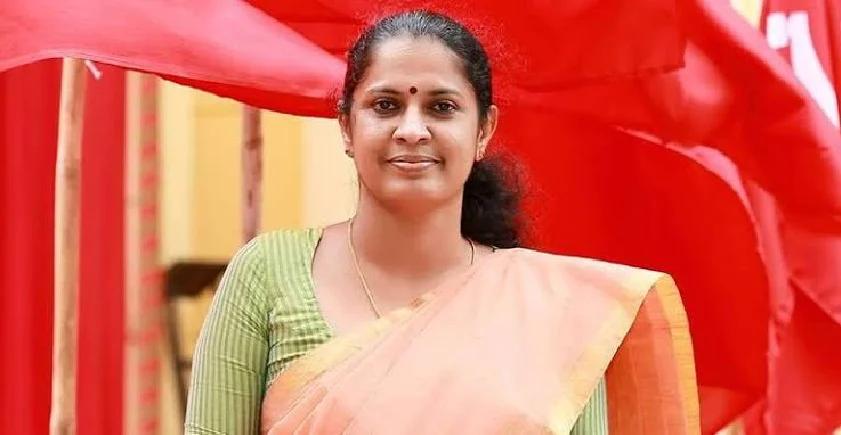 ‘ ഒരു കരയിൽനിന്ന് മറ്റൊരു കരയിലേക്ക് എത്തിക്കാൻ സഹായിച്ച ചങ്ങാടത്തെ ജീവിതകാലം മുഴുവൻ ചുമന്നുനടക്കേണ്ടതില്ല ‘ ; സിപിഎമ്മുമായുള്ള അകൽച്ച സൂചിപ്പിച്ച് പി പി ദിവ്യ