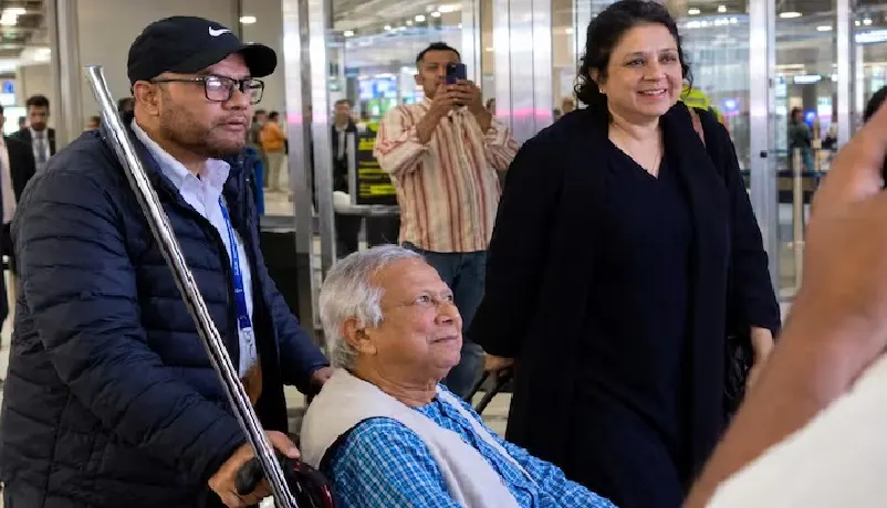 ‘ തീവ്രവാദി തിരിച്ച് പോകൂ ‘ ; മുഹമ്മദ് യൂനുസിനെതിരെ ന്യൂയോർക്ക് വിമാനത്താവളത്തിൽ വൻ പ്രതിഷേധം